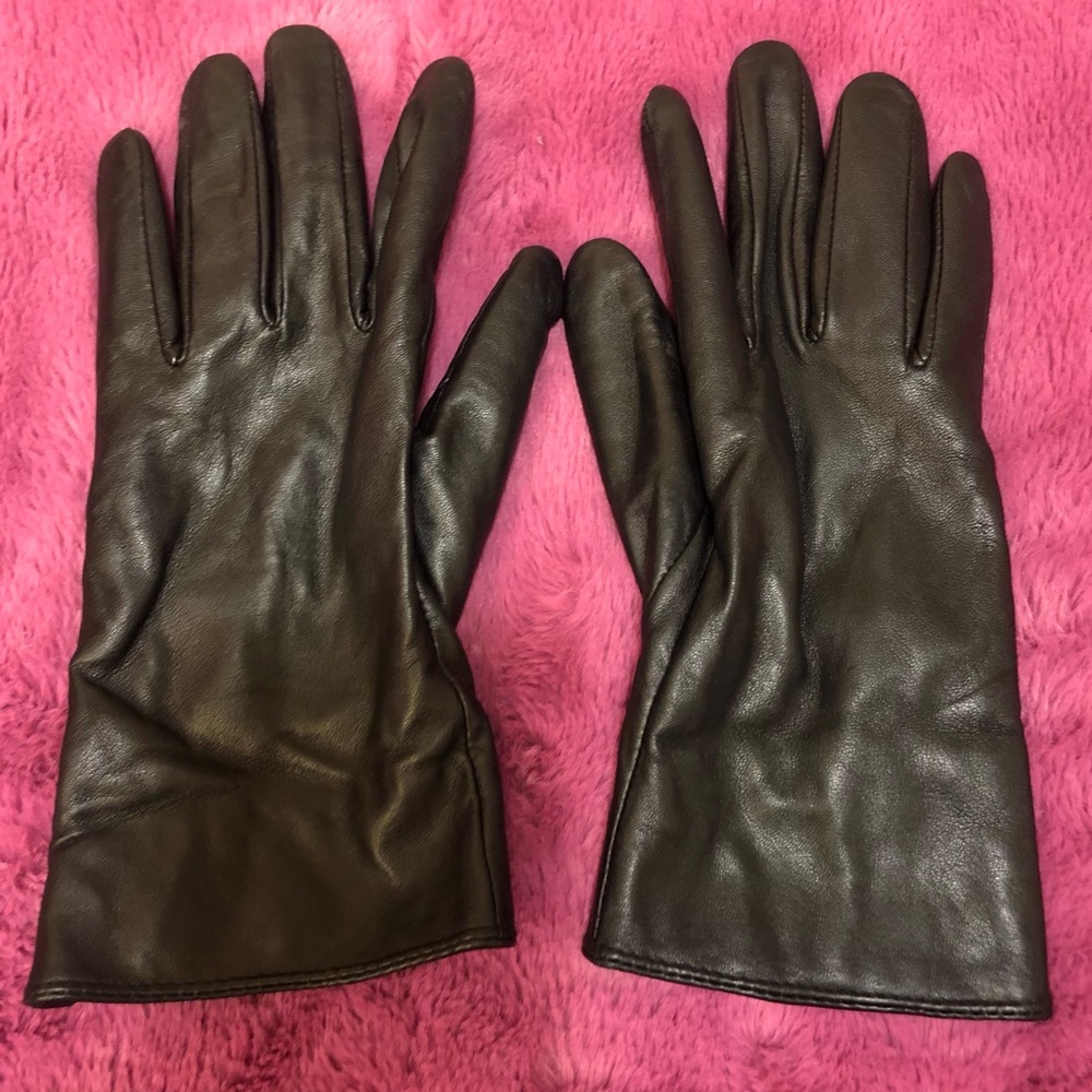 THINSULATE by 3M soft leather women’s gloves. Soft and warm inside. Never worn